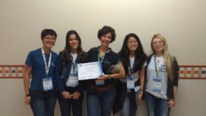 Jéssica Domato (primeira à esquerda) e Valeria Ruopollo (terceira, da esquerda para a direita) recebem certificado de alunas de Veterinária da Unip