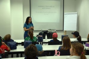 Crianças assistem palestra ministrada pela bióloga Carolina Galvão, do setor de Projetos